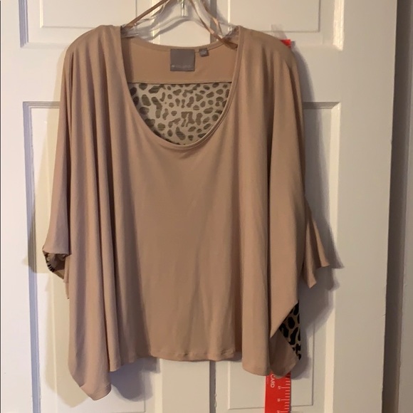 Bat wing type blouse, leopard and tan. - Picture 2 of 6